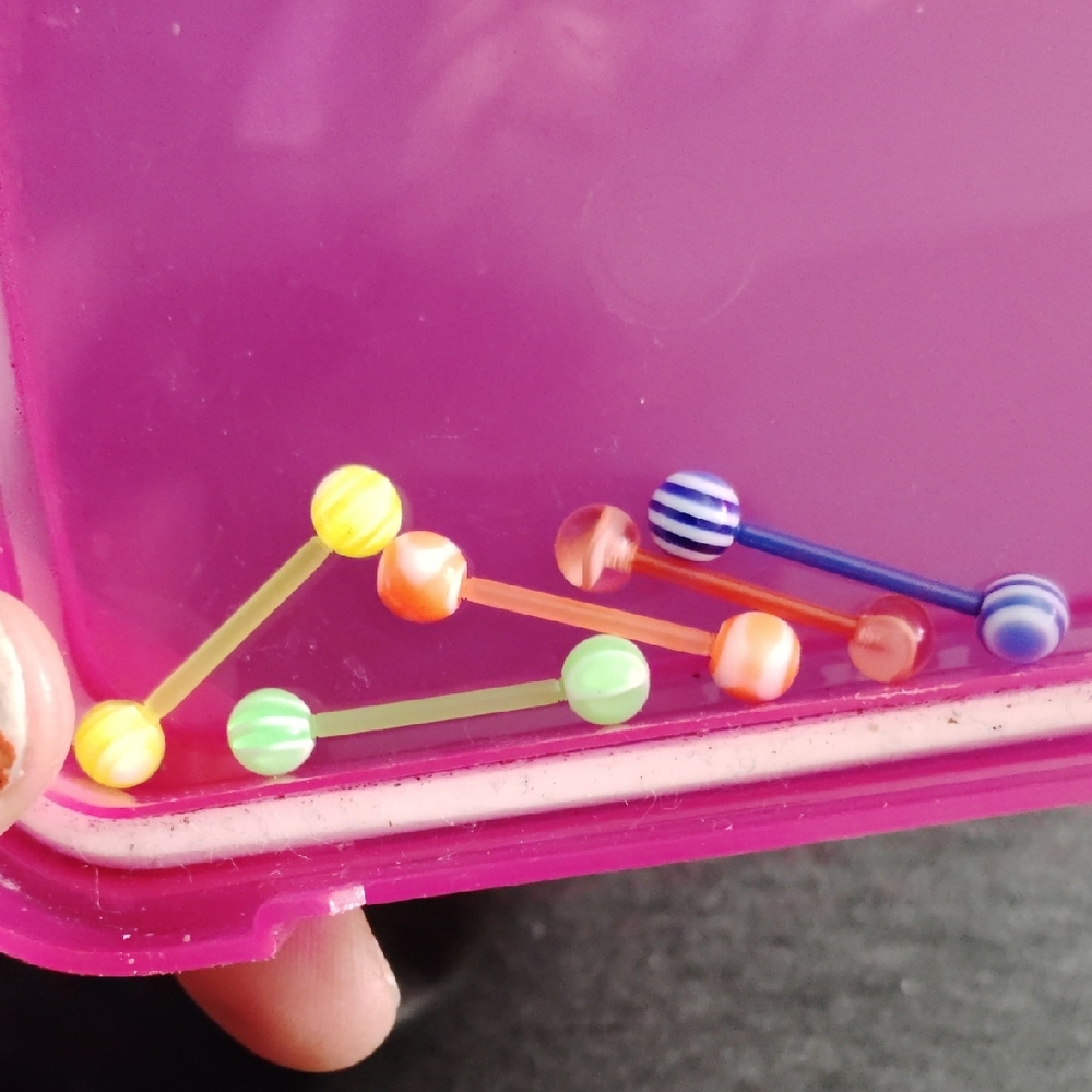 5 Plastic Toung Rings